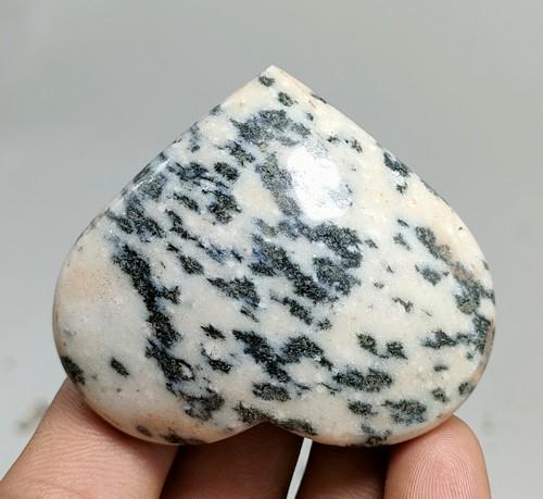 399 Carats Top Quality Natural Zebra Jasper Healing Heart: Title: 399 Carats Top Quality Natural Zebra Jasper Healing Heart Gemstone Type: Natural Weights: 399 Carat Size/Dimensions: 56x47x21 mm Origin: Afghanistan Reserve: $20.00 Shipping: Domestic: Flat-rat