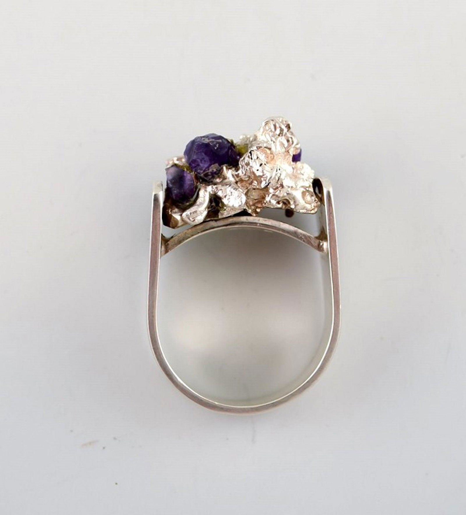 Willy H. Jacob Krogmar. Danish silversmith. Modernist ring in sterling silver adorned with raw (1 of 5)