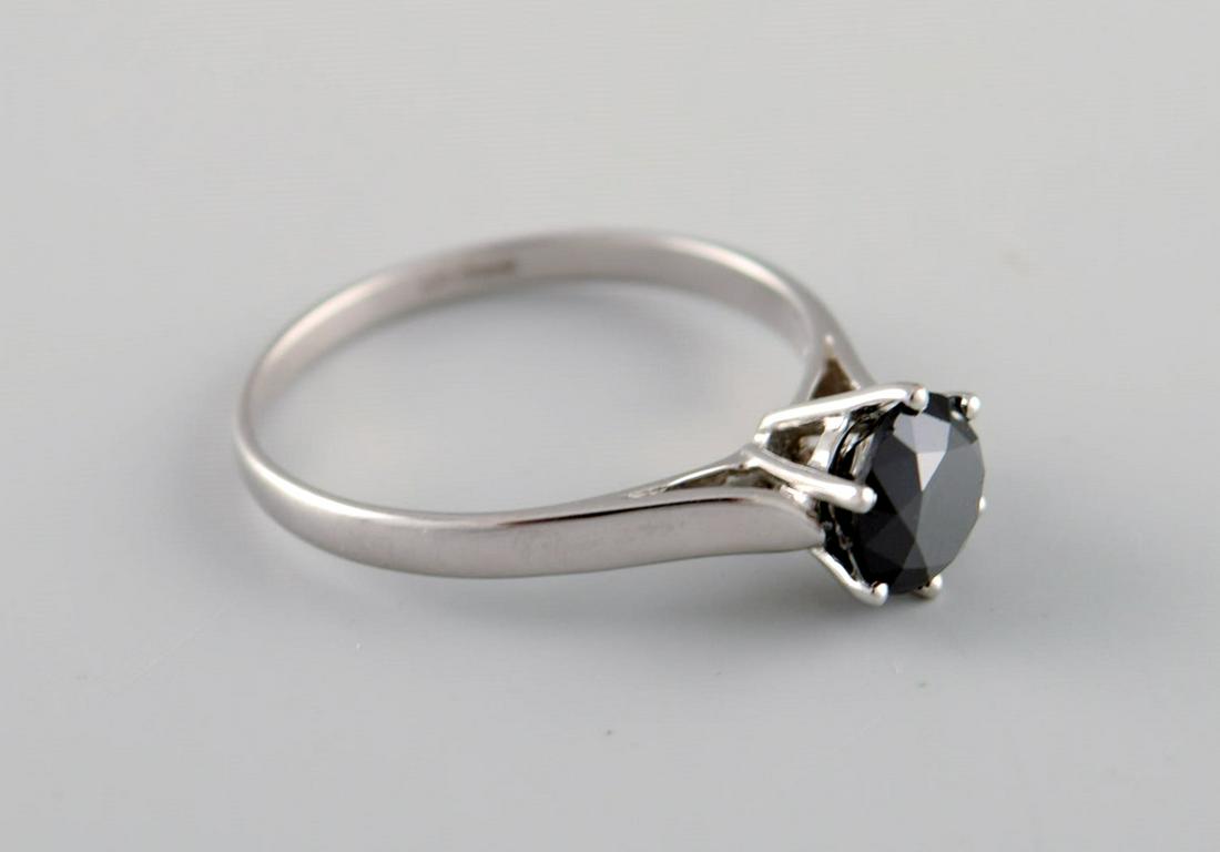 Chanti ring in 9 carat white gold adorned with black semi-precious stone. Late 20th century.: Chanti ring in 9 carat white gold adorned with black semi-precious stone. Late 20th century. In excellent condition. Measures: 17.5 mm. US size: 7.25. Stamped. In most cases, we can change the size fo