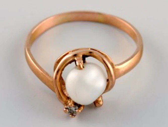 Swedish jeweler. Ring in 18 carat gold adorned with semi-precious stone and cultured pearl. 1930s / (1 of 6)