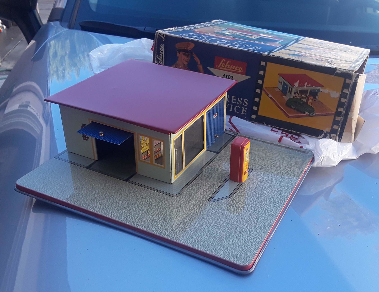 Schuco 1502 Shell station, including "no-fall" Mirako car, the car goes in one set of doors and (1 of 8)
