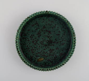 Arne Bang (1901-1983), Denmark. Round dish in glazed ceramics. Model number 127. Beautiful glaze in: Arne Bang (1901-1983), Denmark. Round dish in glazed ceramics. Model number 127. Beautiful glaze in shades of green. 1940s. Measures: 16 x 3 cm. In excellent condition. Signed in monogram. Reserve: $4