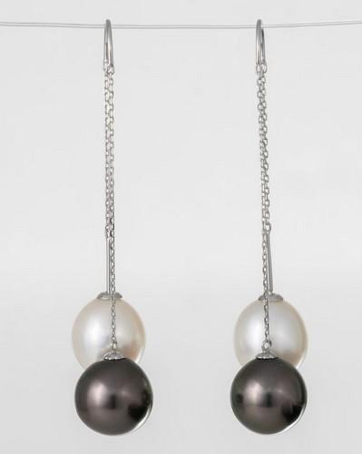 10x11mm Peacock Tahitian Pearls - 18 kt. White gold - Earrings: Title: 10x11mm Peacock Tahitian Pearls - 18 kt. White gold - Earrings Description: A pair of elegant white gold earrings featuring a pair of peacock Tahitian pearls, noted for their magnificent green 