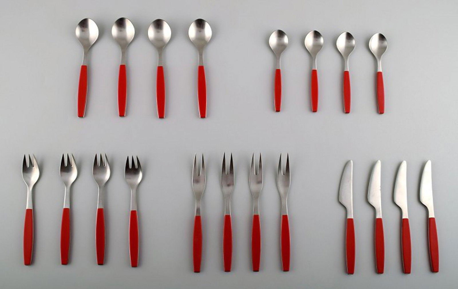 Complete service for 4 p., Henning Koppel. Strata cutlery from stainless steel and red plastic.: Title: Complete service for 4 p., Henning Koppel. Strata cutlery from stainless steel and red plastic. Produced by Georg Jensen. Description: Complete service for 4 p., Henning Koppel. Strata cutlery