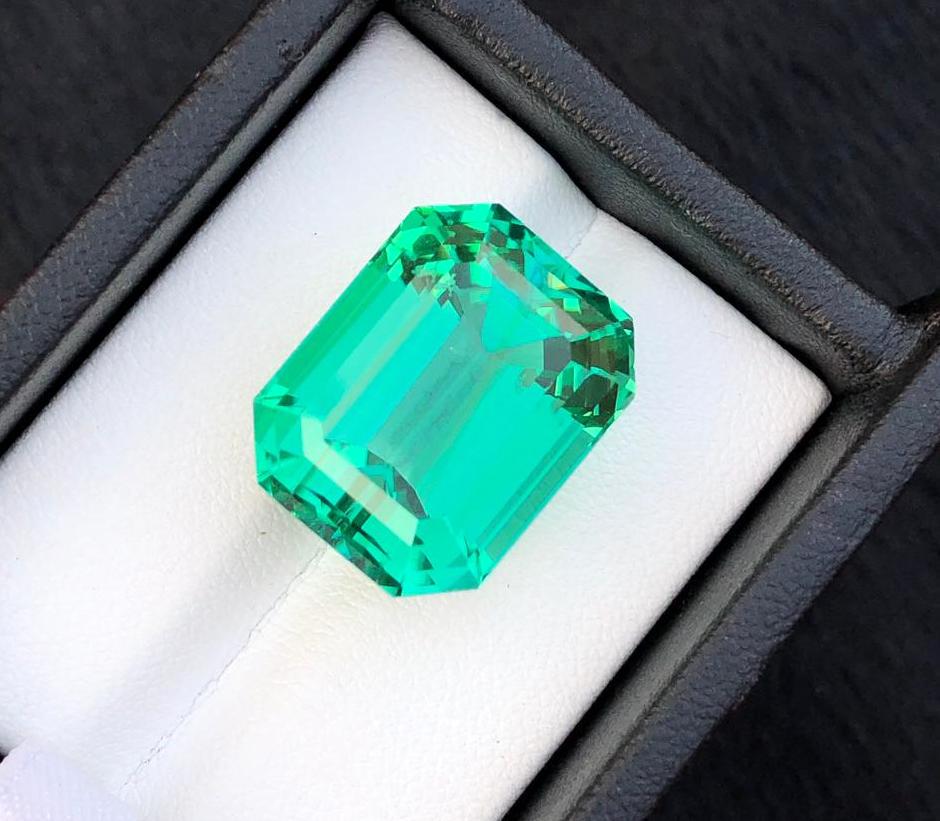 33 Carats Beautiful Spodumene Kunzite: Title: 33 Carats Beautiful Spodumene Kunzite Gemstones: spodumene Kunzite Carat Weights: 33 Carats Size/Dimensions: 18x14x13 MM Additional Information: Heated Reserve: $150.00 Shipping: Domestic: Fla