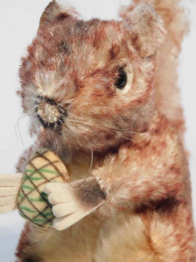 1968 STEIFF PERRI SQUIRREL SITTING 17CM 7 INCHES 2040/17 NO IDs WITH ACORN (1 of 11)