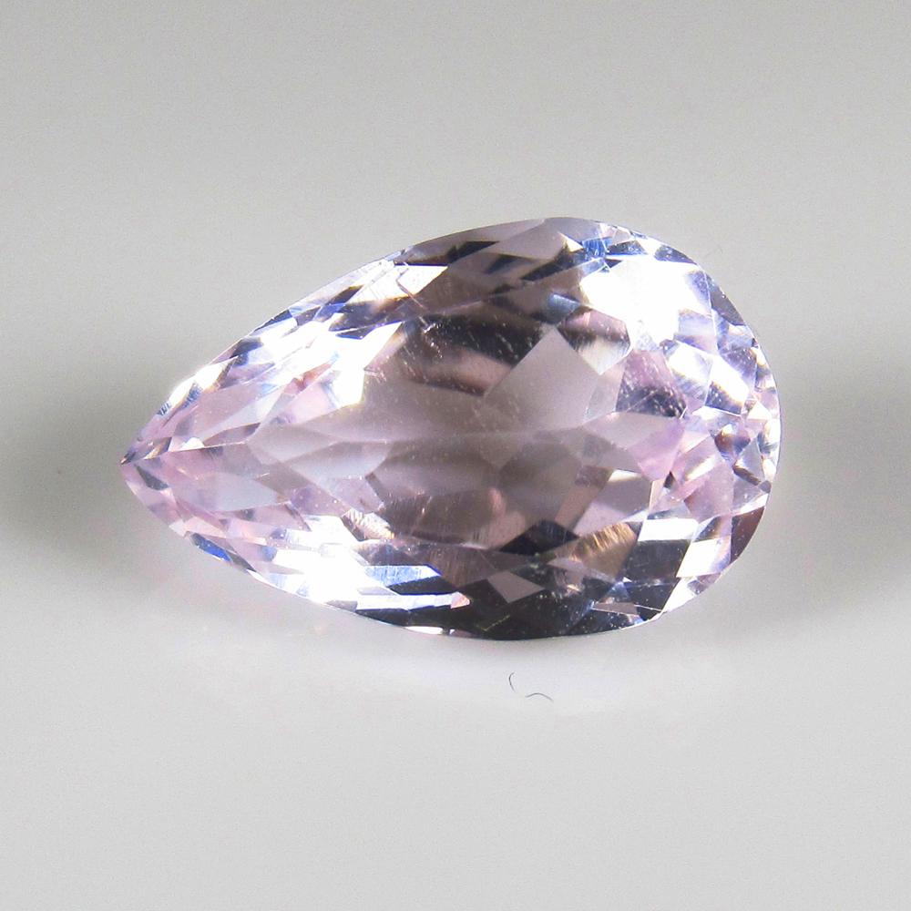 Natural Pink Kunzite - 4.16 Ct: No Reserve! Title: Natural Pink Kunzite - 4.16 Ct Origin: Afghanistan Weight: 4.16 Size/Dimensions: 13.5 x 8.5 x 6.6 mm Additional Information: Pieces : 1 No's / Shape : Pear Cut / Color : Pink / Clar