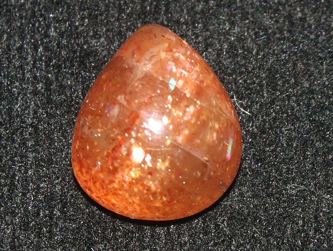 6.48 Cts Natural Sunstone: No Reserve! Title: 6.48 Cts Natural Sunstone Additional Information: Gemstone : Natural Sunstone Origin : Africa Weight : 6.48 Carats Dimensions : 13x11 mm Shape : Pear Cabochon Color : Orange Treatme