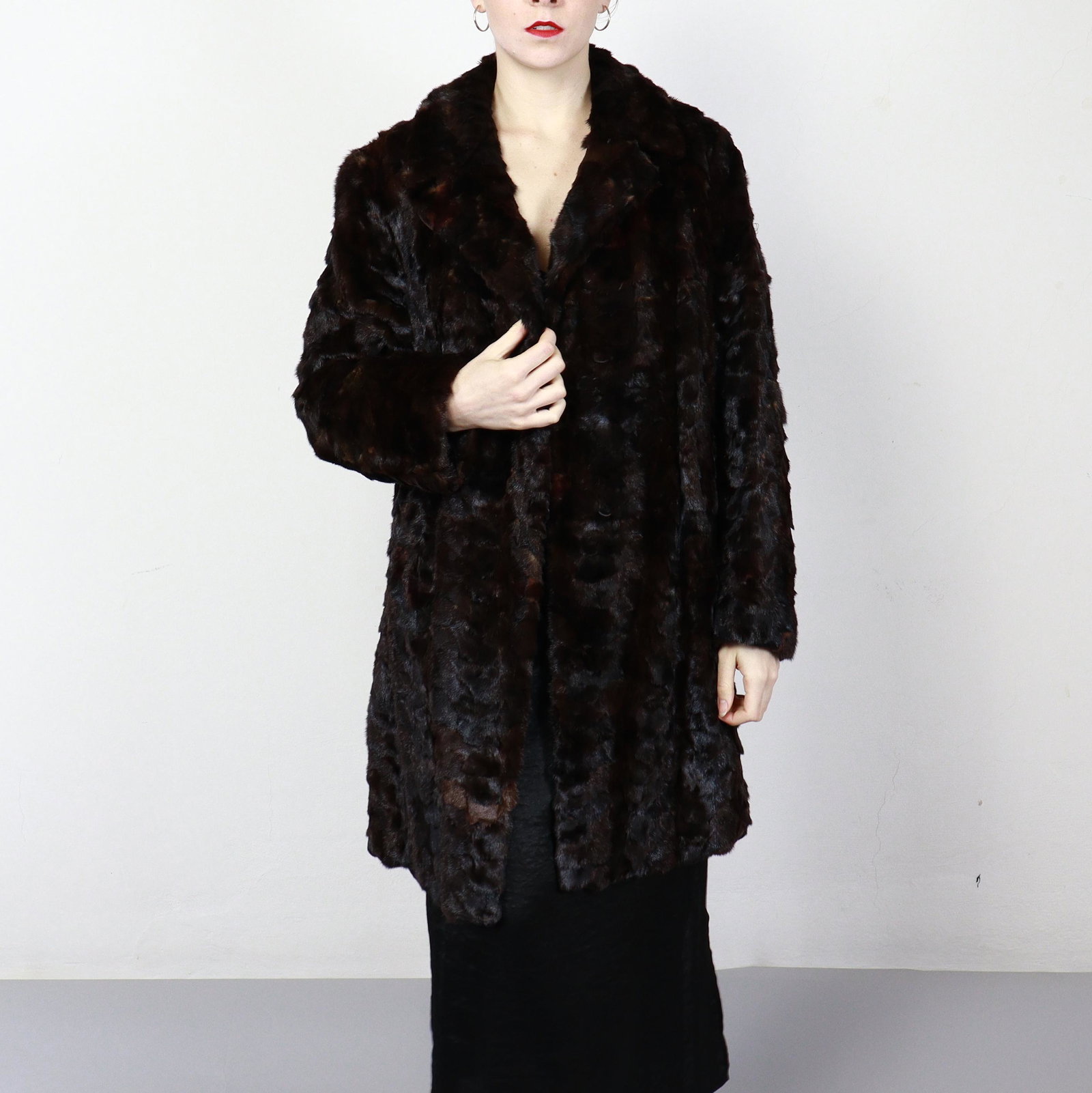 BROWN MINK FUR COAT - US 12 - EU M: Title: BROWN MINK FUR COAT - US 12 - EU M Size/Dimensions: Aproximate size- EU: M; US: 12 : Important details: Length: 90cm/35.43in -Shoulders width:46cm/18.11in -Sleeve Length:62cm/24.41in -Bust size