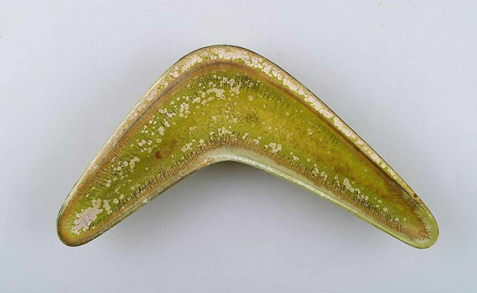 Gunnar Nylund for Rörstrand. Boomerang shaped bowl in glazed ceramics. Beautiful lime green: Gunnar Nylund for RÃ¶rstrand. Boomerang shaped bowl in glazed ceramics. Beautiful lime green eggshell glaze. Mid 20th century. Measures: 21 x 3 cm. In very good condition. 2nd factory. Stamped. Rese