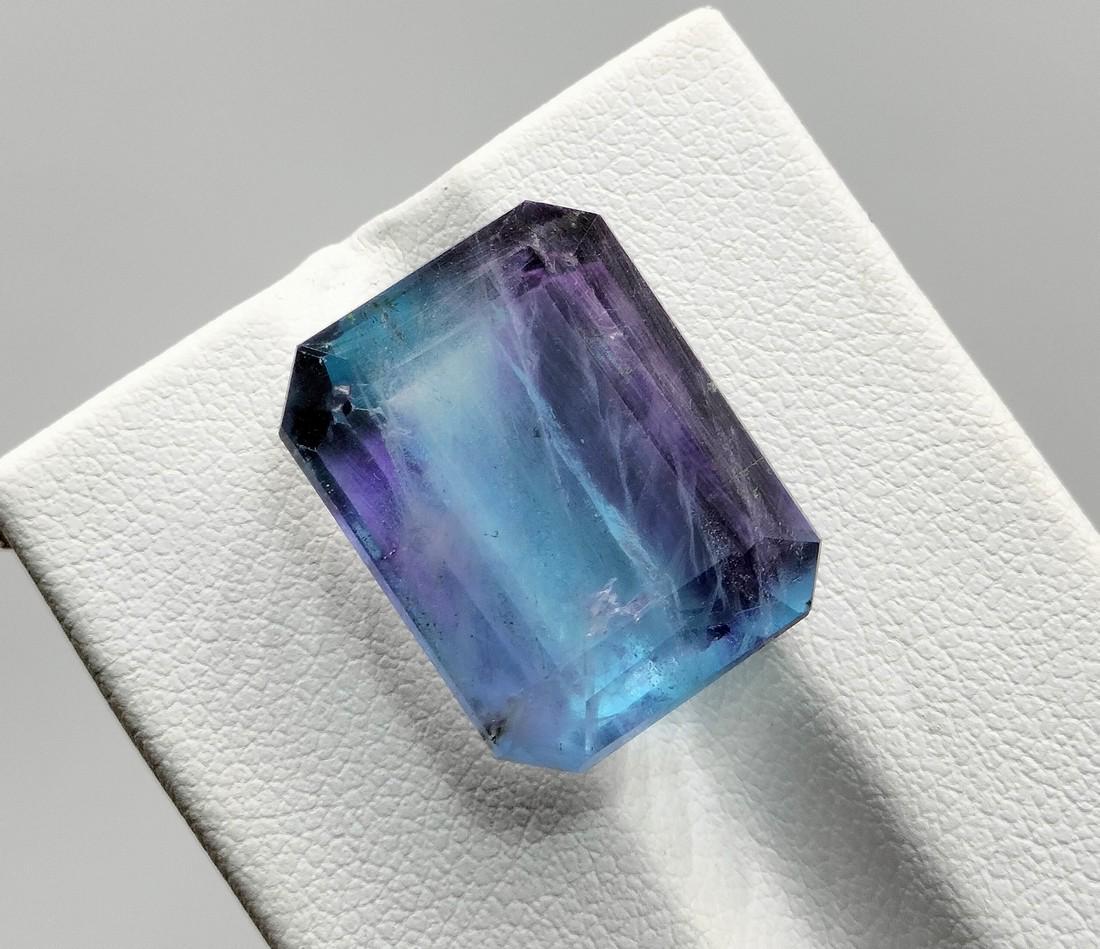 24.25 Carats Stunning Natural Bi Color Fluorite Gemstone: Title: 24.25 Carats Stunning Natural Bi Color Fluorite Gemstone Carat Weights: 24.25 Carat Size/Dimensions: 16x12x7 mm Origin: Pakistan Reserve: $30.00 Shipping: Domestic: Flat-rate of $10.00to anywhe
