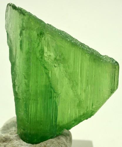 16 Grams Lush Green Terminated Kunzite Crystal: Title: 16 Grams Lush Green Terminated Kunzite Crystal Weight: 16 Grams Origin: Afghanistan Materials: Crystal Size: 41*30*8 MM Description: Treatment: Heated Reserve: $30.00 Shipping: Domestic: Flat-r