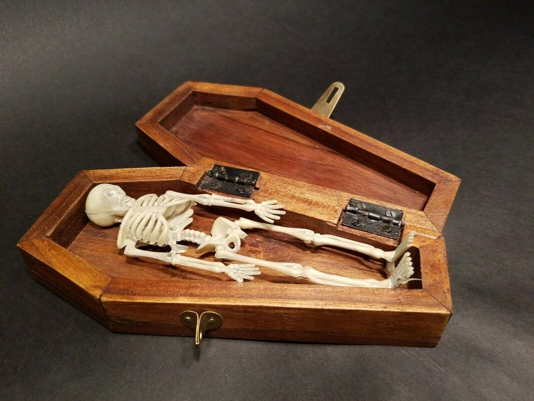 Miniature RIP Coffin w Skeleton: Item specifics Condition: New: A brand-new, unused, unopened, undamaged item in its original packaging (where packaging is ... Read moreabout the conditionNew: A brand-new, unused, unopened, undamaged