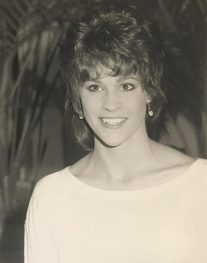 Ally Sheedy 1987 photo by John Paschal w/ stamp verso: Ally Sheedy at the Beverly Hilton Hotel for the AFI TRIBUTE to Barbara Stanwyke. Taken April 9, 1987 by noted photographer John Paschal w/ photographer stamp and description verso. 9x7 on Kodak paper.