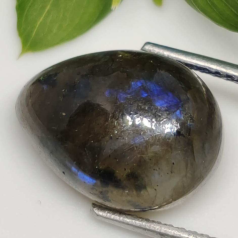 7 ct Natural Labradorite: No Reserve! Title: 7 ct Natural Labradorite Additional Information: Gemstones: Labradorite Carat Weights: 7 ct Size/Dimensions: 14 X 10 X 6 mm Origin : Labrador Materials & Techniques: Labradorite Shi