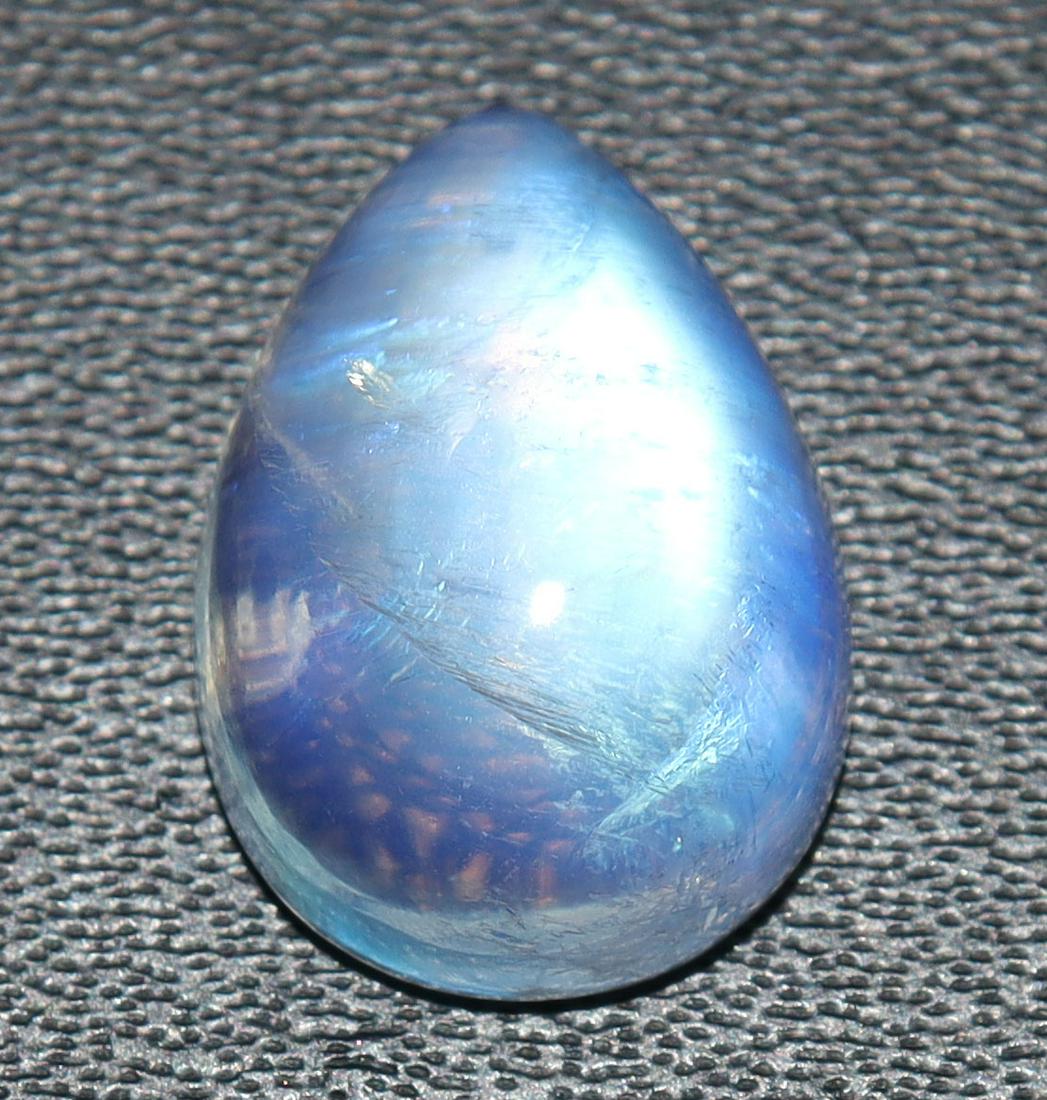 6.57 Cts Natural Rainbow Moonstone: No Reserve! Title: 6.57 Cts Natural Rainbow Moonstone Additional Information: Gemstone : Natural Rainbow Moonstone Shape and cut : Pear Cabochan Weight : 6.57 carats Measurements : 14x10 mm Color : Co