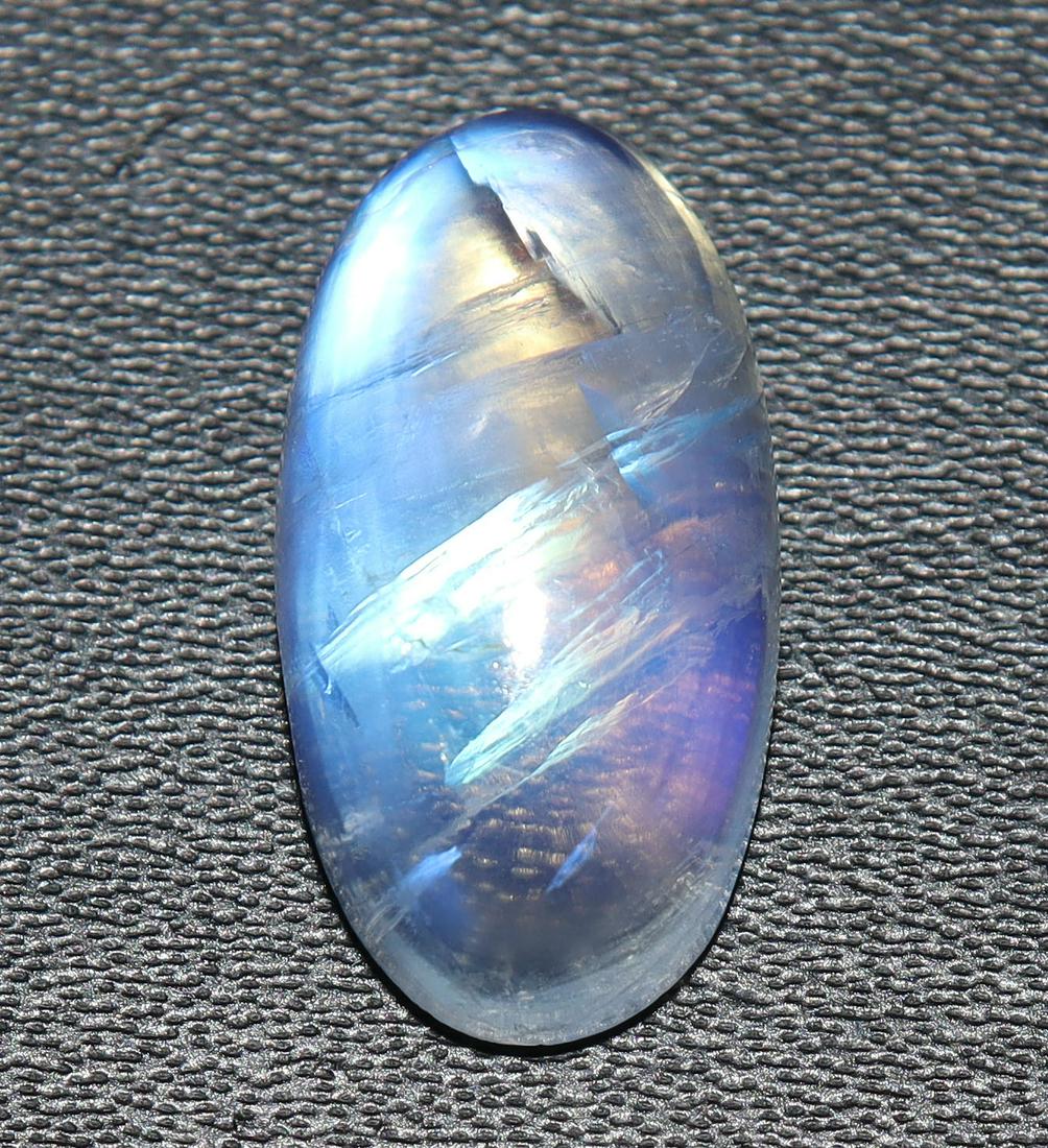 8.10 Cts Natural Rainbow Moonstone: No Reserve! Title: 8.10 Cts Natural Rainbow Moonstone Additional Information: Gemstone : Natural Rainbow Moonstone Shape and cut : Rectengular Cabochan Weight : 8.10 carats Measurements : 18x9 mm Colo
