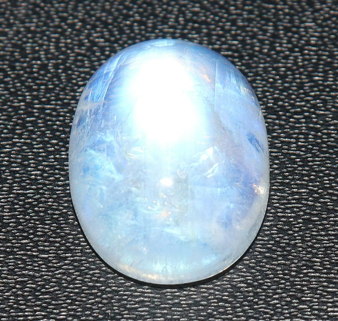 9.81 Cts Natural Rainbow Moonstone: No Reserve! Title: 9.81 Cts Natural Rainbow Moonstone Additional Information: Gemstone : Natural Rainbow Moonstone Shape and cut : Oval Cabochan Weight : 9.81 carats Measurements : 16.36x12.06x6.61 mm
