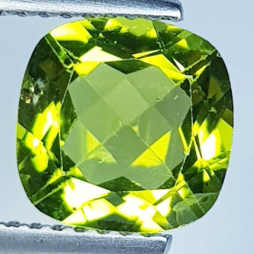 2.35 ctz " Stunning Green " Natural Pakistan Peridot: No Reserve! Title: 2.35 ctz " Stunning Green " Natural Pakistan Peridot Color/Clarity: Green / VVS Gemstones: Peridot Carat Weights: 2.35 Size/Dimensions: 8.40 x 8.40 x 4.50 Additional Information: Cu