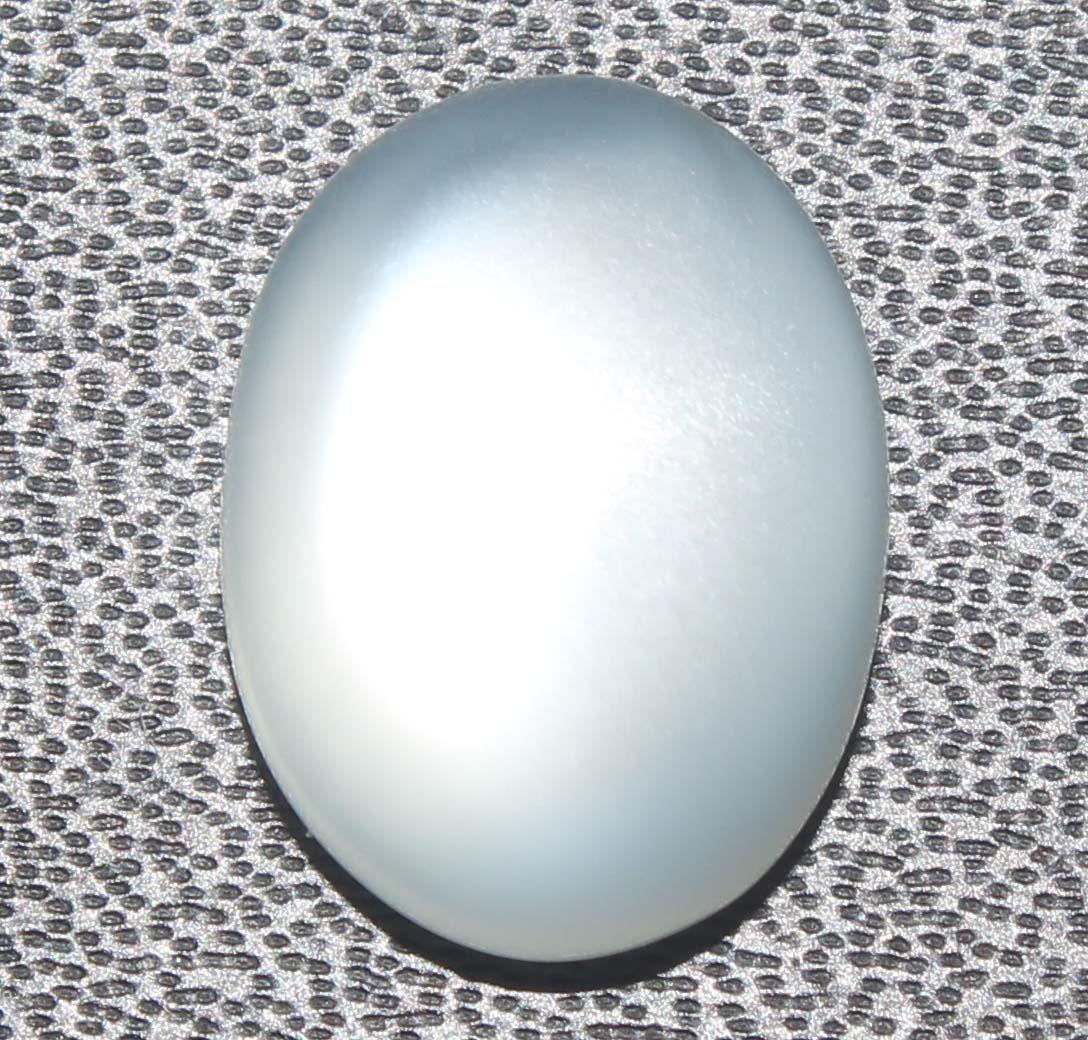 4.26 Cts Natural Moonstone: No Reserve! Title: 4.26 Cts Natural Moonstone Additional Information: Gemstone : Natural Moonstone Shape : Oval Cabochon Weight : 4.26 carats Measurements : 12x9 mm Color : White Transparency : Opaque