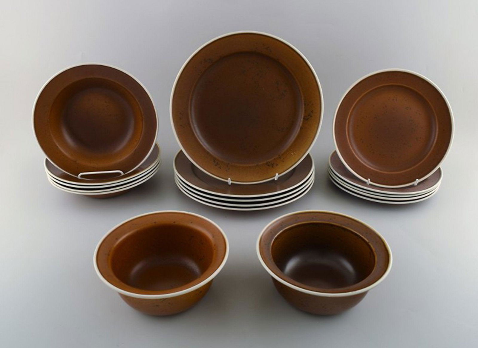 Stig Lindberg for Gustavsberg. "Coq" ovenproof service for five people in glazed stoneware. Rustic: Title: Stig Lindberg for Gustavsberg. "Coq" ovenproof service for five people in glazed stoneware. Rustic design, 1960's. Brand: Gustavsberg Description: Stig Lindberg for Gustavsberg. "Coq" ovenproof