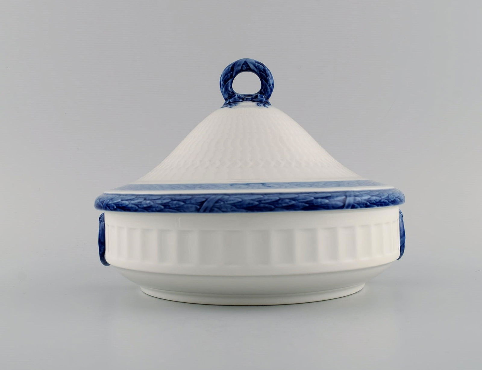 Royal Copenhagen Blue Fan lidded tureen. 1960's.: Title: Royal Copenhagen Blue Fan lidded tureen. 1960's. Brand: Royal Copenhagen Description: Royal Copenhagen Blue Fan lidded tureen. 1960's. Designed by Arnold Krog in 1909. Measures: 22 x 16 cm. In
