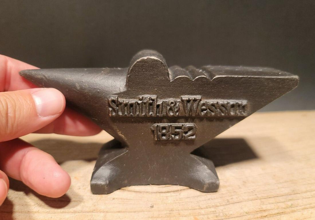 Cast Iron Smith & Wesson Miniature Anvil (1 of 12)