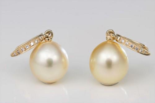 10x11mm Golden South Sea Pearls - 14 kt. Yellow gold - Earrings - 0.09 ct: Title: 10x11mm Golden South Sea Pearls - 14 kt. Yellow gold - Earrings - 0.09 ct Description: Produced by the gold-lipped Pinctada Maxima Oyster in the warm waters of Indonesia, these pearls have a na