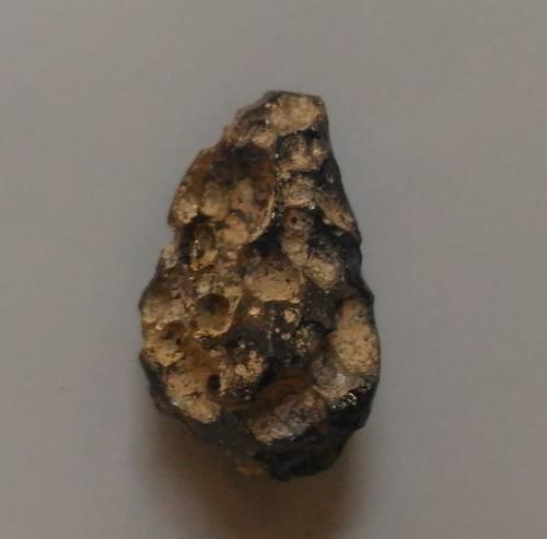 PHILIPPINITE TEKTITE - FROM METEORITE IMPACT: Title: PHILIPPINITE TEKTITE - FROM METEORITE IMPACT Origin: Anda, Cabarruyan Isl. Pangasinan, Luzon, Philippines Size: 1.9x1.2x1.1cm / 1.80 gram Reserve: $4.00 Shipping: Domestic: Flat-rate of $6.00 t