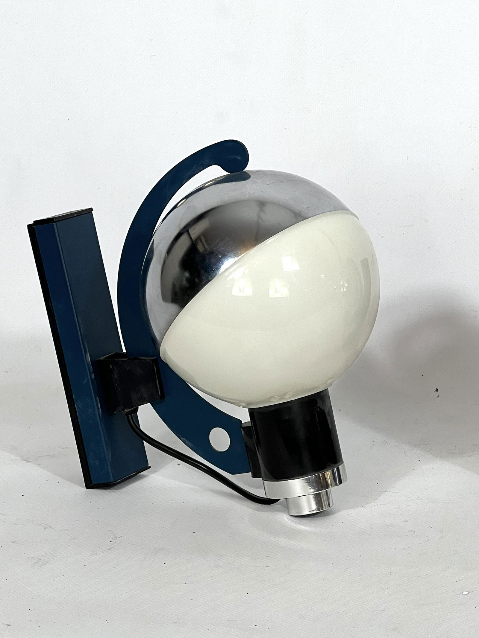 Space age Italian metal and plastic pair of sconces from 60s (1 of 6)