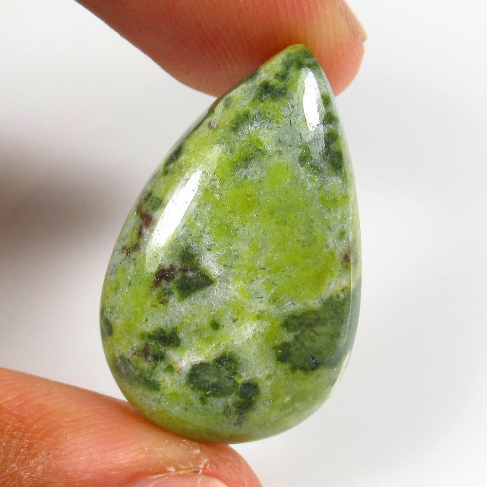 Natural Jasper Quartz - 27.51 Ct: No Reserve! Title: Natural Jasper Quartz - 27.51 Ct Origin: Brazil Weight: 27.51 Size/Dimensions: 30.0 x 19.0 x 6.0 mm Additional Information: Pieces : 1 No's / Shape : Pear Cabochon / Color : Green /