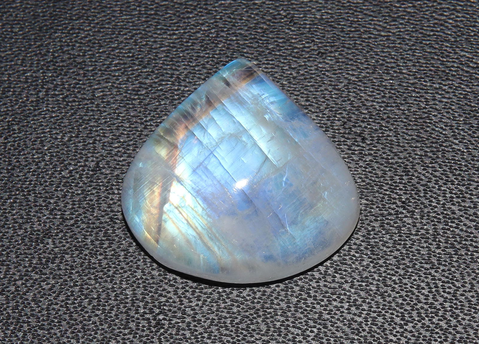 13.49 Cts Natural Rainbow Moonstone: No Reserve! Gemstone : Natural Rainbow Moonstone Shape and cut : Heart Shape Cabochan Weight : 13.49 carats Measurements : 17.95x18.58x5.80 mm Color : Colorless Transparency : Transparent Treatment :