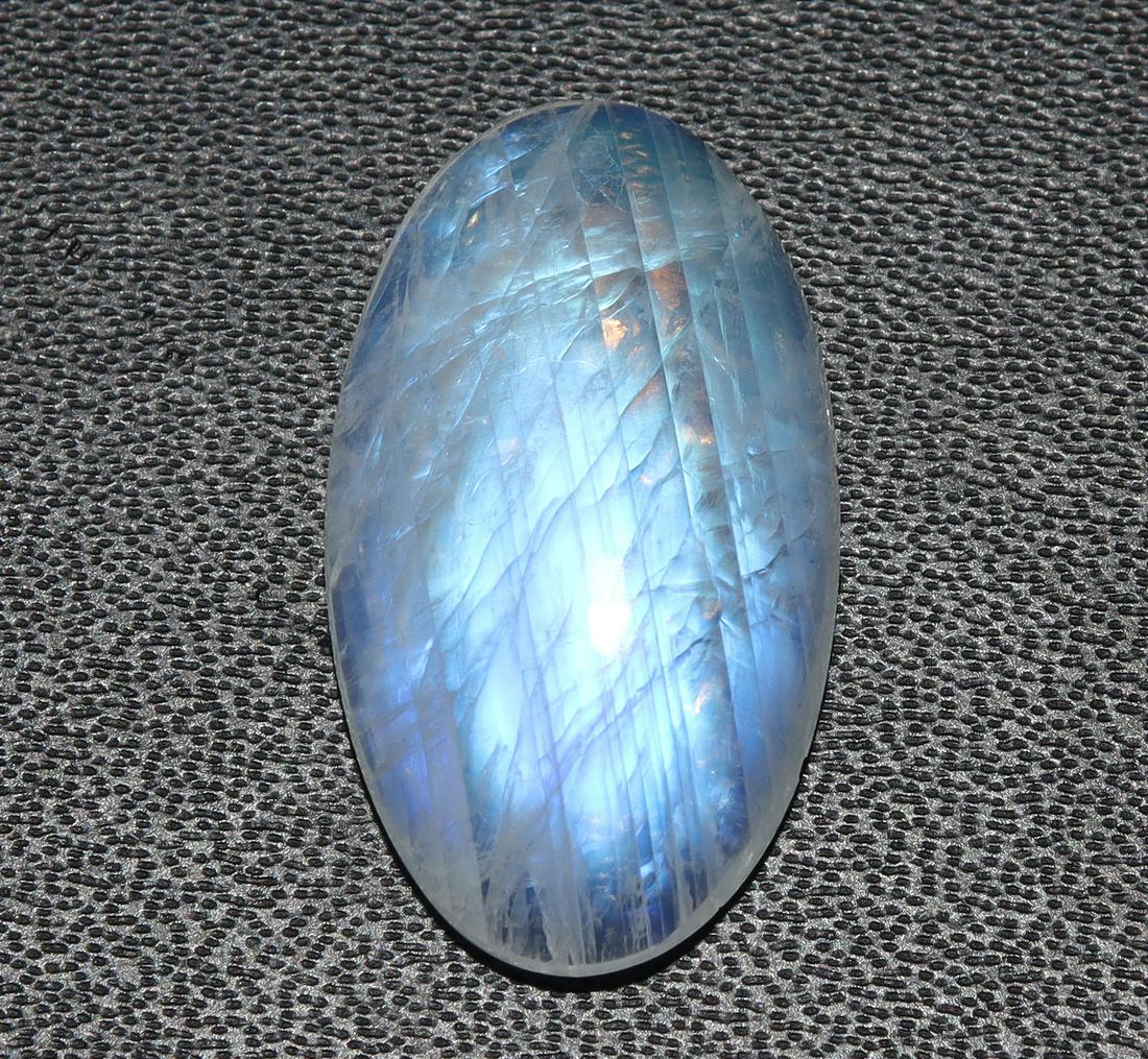 10.04 Cts Natural Rainbow Moonstone: No Reserve! Gemstone : Natural Rainbow Moonstone Shape and cut : Oval Cabochan Weight : 10.04 carats Measurements : 21x12 mm Color : Colorless Transparency : Transparent Treatment : No Treatment Origi