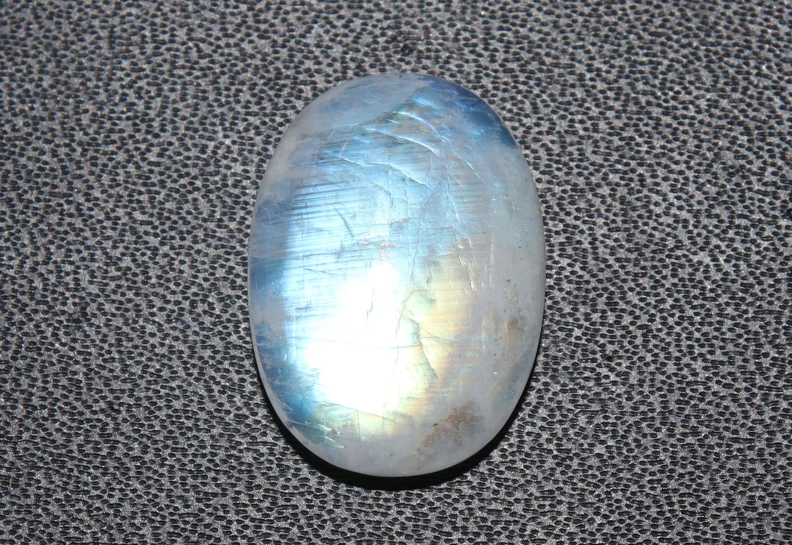 9.67 Cts Natural Rainbow Moonstone: No Reserve! Gemstone : Natural Rainbow Moonstone Shape and cut : Oval Cabochan Weight : 9.67 carats Measurements : 18.72x13.60x4.68 mm Color : Colorless Transparency : Transparent Treatment : No Treat