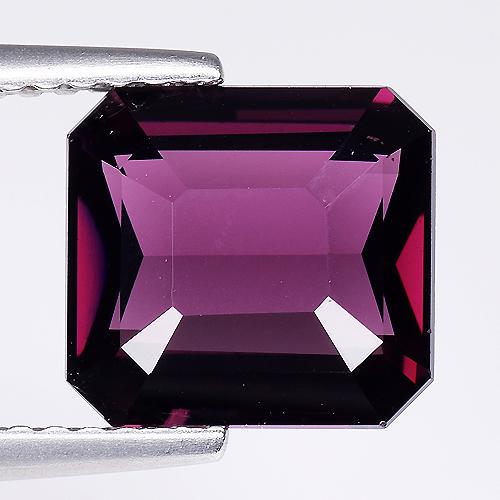 3.02 CTS NATURAL SPINEL OCTAGON SHAPE GOOD COLOR GOOD LUSTER VVS QUALITY LOOSE GEMSTONES: Title: 3.02 CTS NATURAL SPINEL OCTAGON SHAPE GOOD COLOR GOOD LUSTER VVS QUALITY LOOSE GEMSTONES Carat Weights: 3.02 Size/Dimensions: 8.7 x 8.1 x 4.2 MM Additional Information: CLARITY VVS SRILANKA ORI