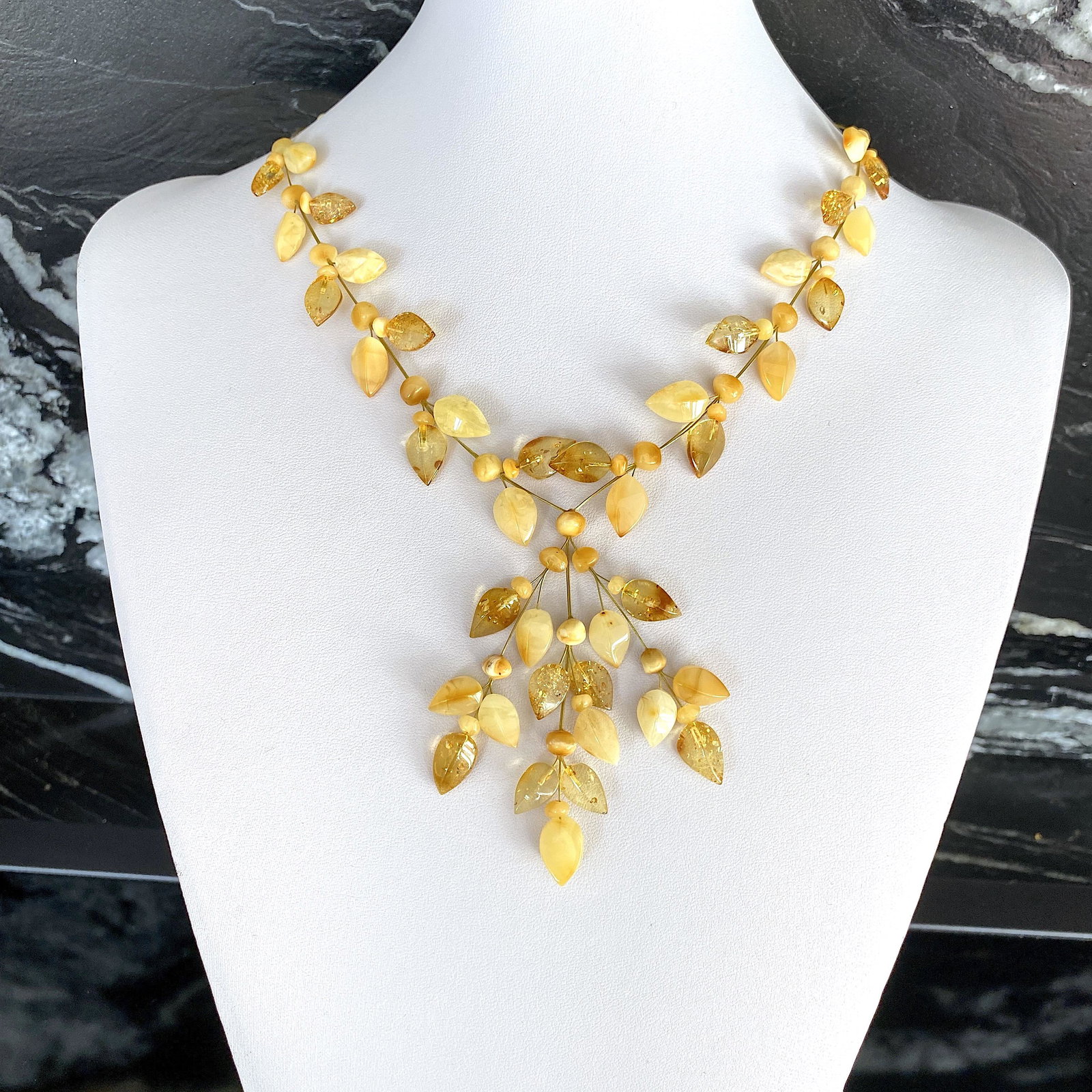 Exquisite Amber Floral Necklace made from leaf like bead ornaments: Title: Exquisite Amber Floral Necklace made from leaf like bead ornaments Metal: None Gemstones: Amber Weight: 14.6 g Size: Size: 80.0 x 8.0 x 480.0 mm Size: 3.15 x 0.315 x 18.898 inches Made of: Whol
