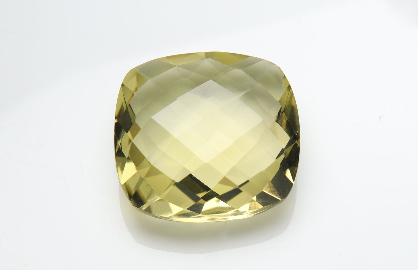 22.73 cts Natural Lemon Quartz: No Reserve! Title: 22.73 cts Natural Lemon Quartz Additional Information: Gemstone: Natural Lemon Quartz Origin: Africa Weight : 22.73 carats Measurements: 19.88-19.37x8.70 mm Shape / Cut : Square Cus