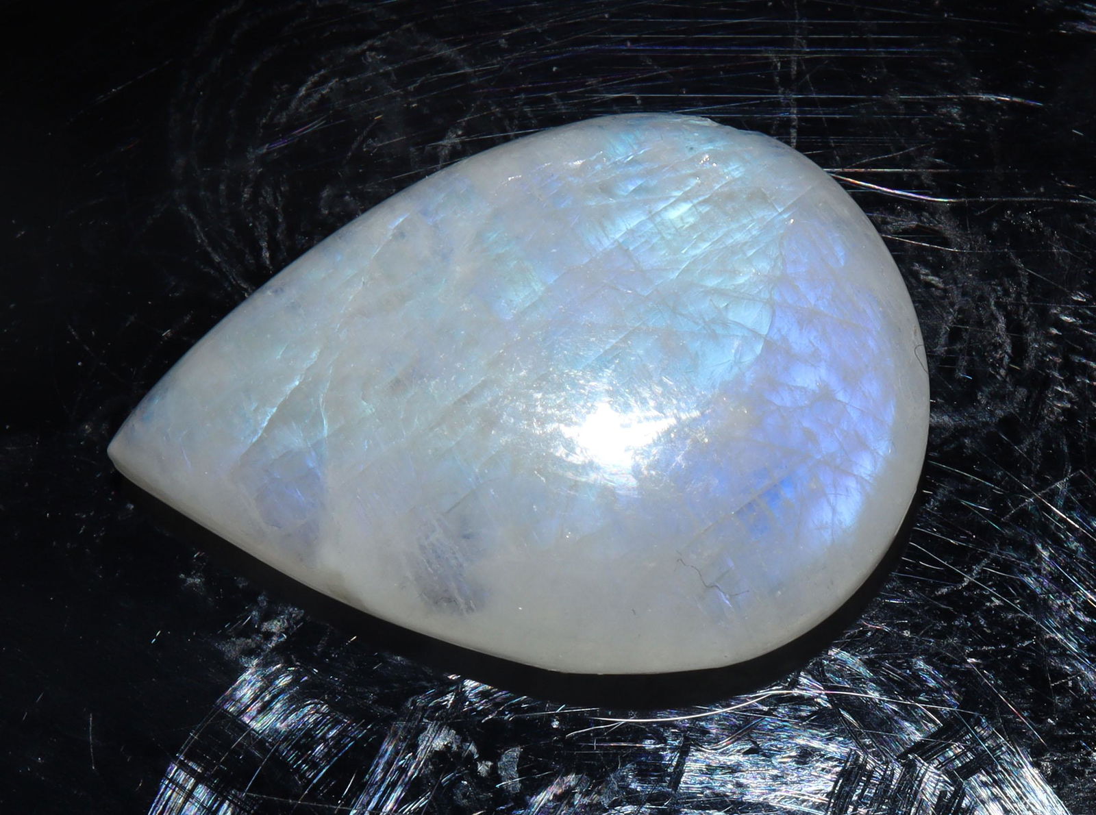 15.11 Cts Natural Rainbow Moonstone: No Reserve! Title: 15.11 Cts Natural Rainbow Moonstone Additional Information: Gemstone : Natural Rainbow Moonstone Shape : Pear Cabochon Weight : 15.11 carats Measurements : 22x16 mm, Color : White T