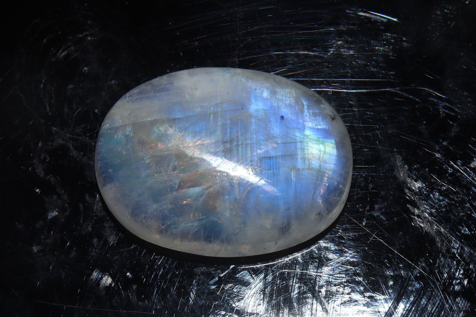 15.58 Cts Natural Rainbow Moonstone: No Reserve! Title: 15.58 Cts Natural Rainbow Moonstone Additional Information: Gemstone : Natural Rainbow Moonstone Shape : Oval Cabochon Weight : 18.58 carats Measurements : 19.46x14.47x6.30 mm, Colo