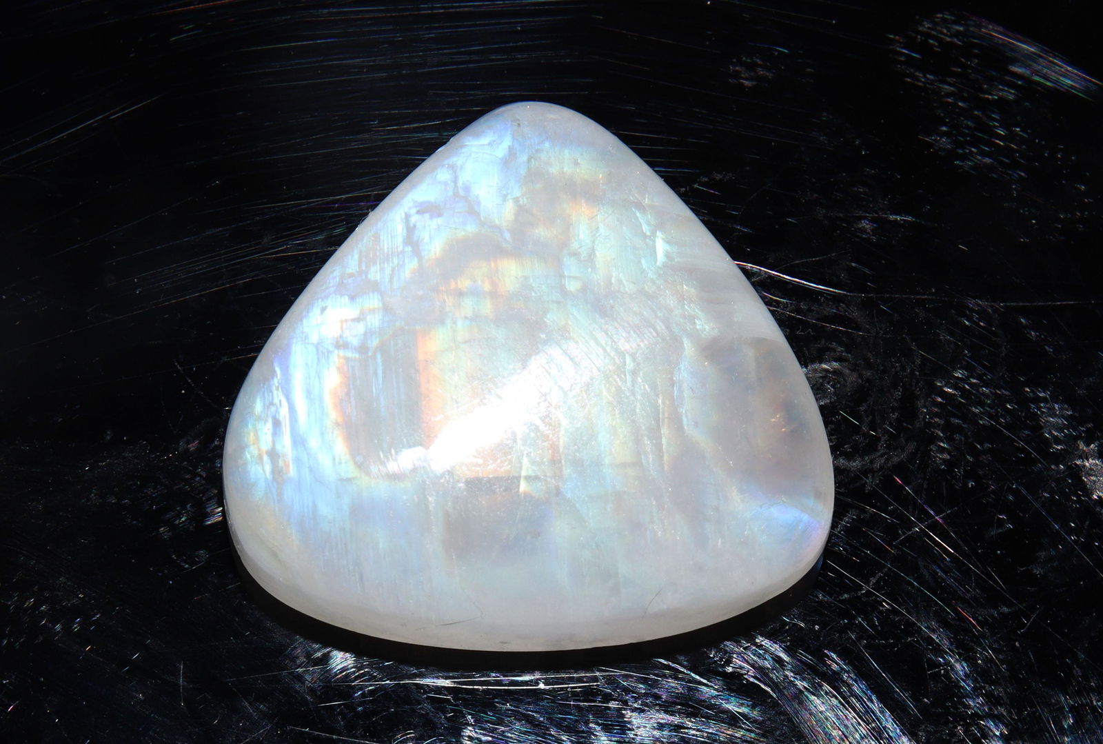 21.88 Cts Natural Rainbow Moonstone: No Reserve! Title: 21.88 Cts Natural Rainbow Moonstone Additional Information: Gemstone : Natural Rainbow Moonstone Shape : Pear Cabochon Weight : 21.88 carats Measurements : 19x21 mm, Color : White T