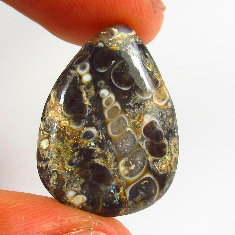 Natural Jasper Quartz - 14.05 Ct: No Reserve! Title: Natural Jasper Quartz - 14.05 Ct Origin: Brazil Weight: 14.05 Size/Dimensions: 25.0 x 18.0 x 5.0 mm Additional Information: Pieces : 1 No's / Shape : Pear Cabochon / Color : Brown /