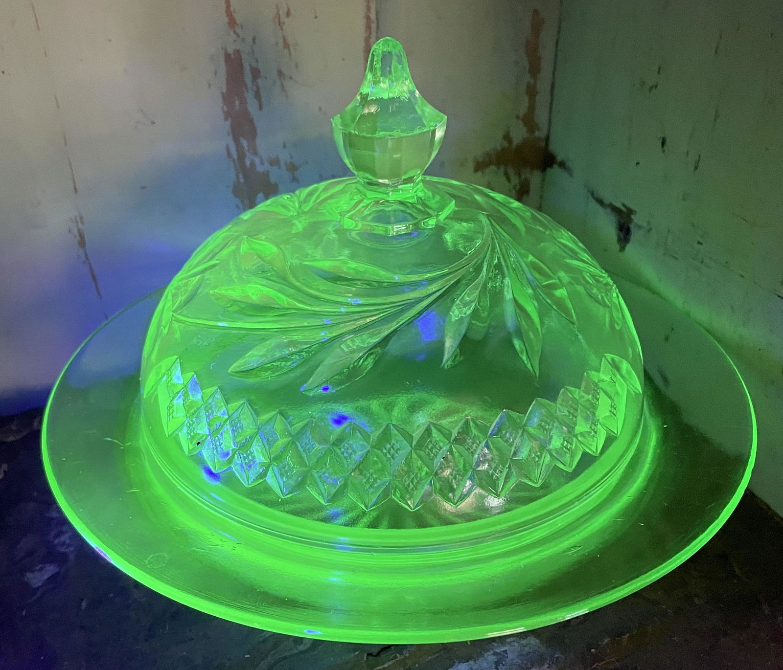 Antique URANIUM GLASS GREEN DEPRESSION COVERED BUTTER DISH US GLASS (1 of 8)