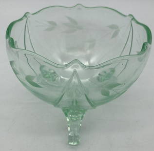 VINTAGE GREEN DEPRESSION GLASS ETCHED FLOWERS FOOTED ROSE BOWL: Title: VINTAGE GREEN DEPRESSION GLASS ETCHED FLOWERS FOOTED ROSE BOWLDate/Period: APPROX 1930'SDimension: approx 5" wideMaterial: GLASSAdditional Information: VINTAGE GREEN DEPRESSION GLASS ETCHED