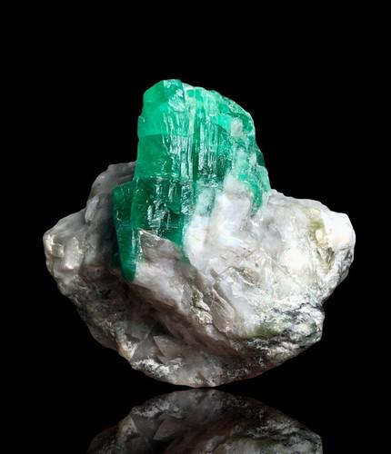 120 Grams Emerald Crystal on Mother Rock - 60X60X50 mm (1 of 4)