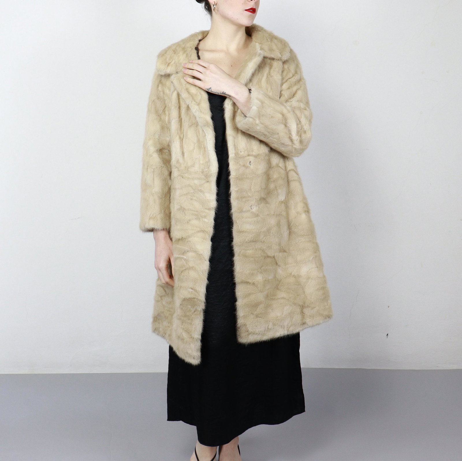 BLONDE MINK FUR COAT - US 8-10 - EU S-M: Title: BLONDE MINK FUR COAT - US 8-10 - EU S-M Sizing: Aproximate size- EU: S-M; US: 8-10 : Important details: Length: 92cm/36.22in -Shoulders width:46cm/18.11in -Sleeve Length:56cm/22.05in -Bust size
