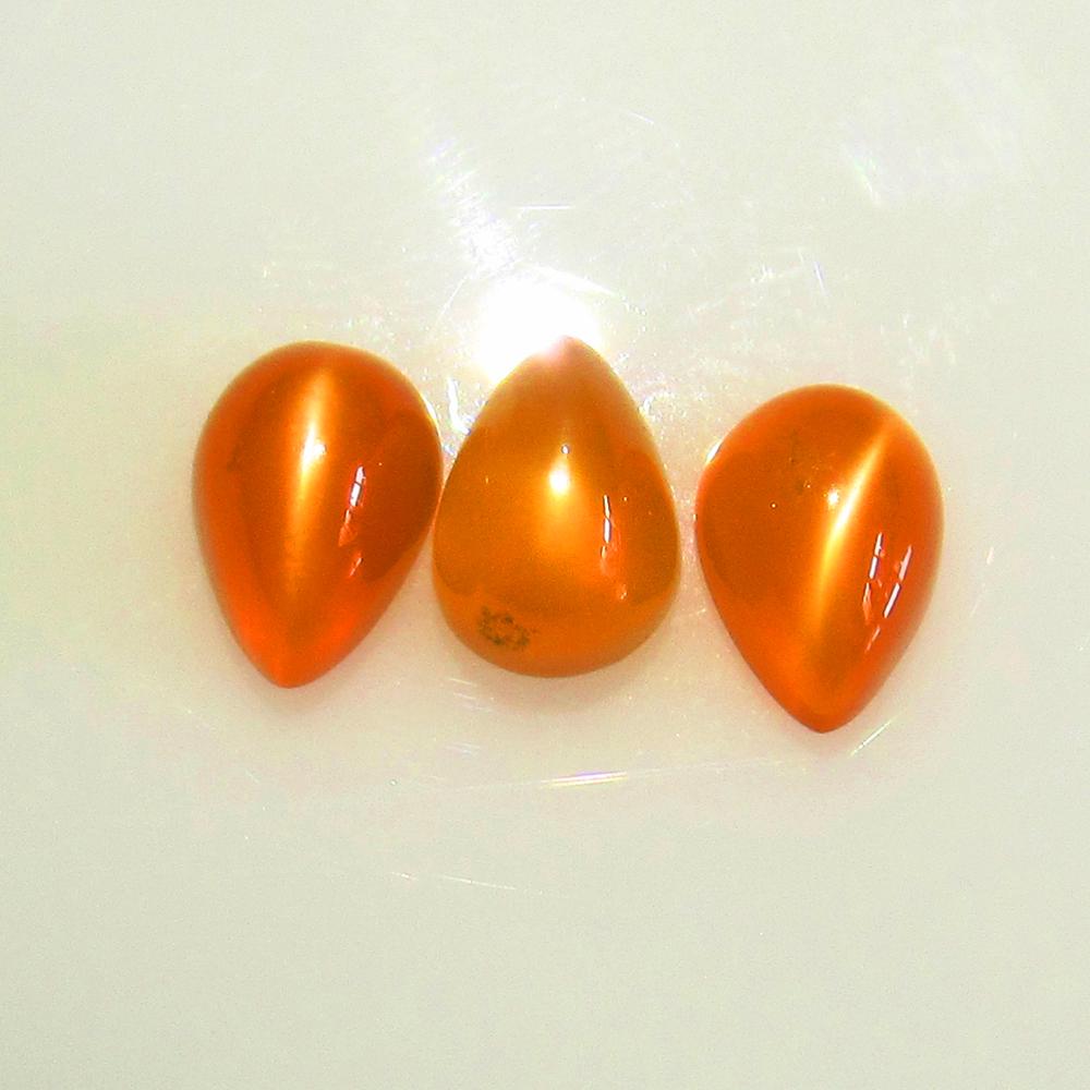 Natural Moonstone Set - 2.42 Ct: No Reserve! Title: Natural Moonstone Set - 2.42 Ct Origin: India Weight: 2.42 Size/Dimensions: 7.0 x 5.0 mm Additional Information: Pieces : 3 No's / Shape : Pear Cab / Color Orange / Clarity : Transp