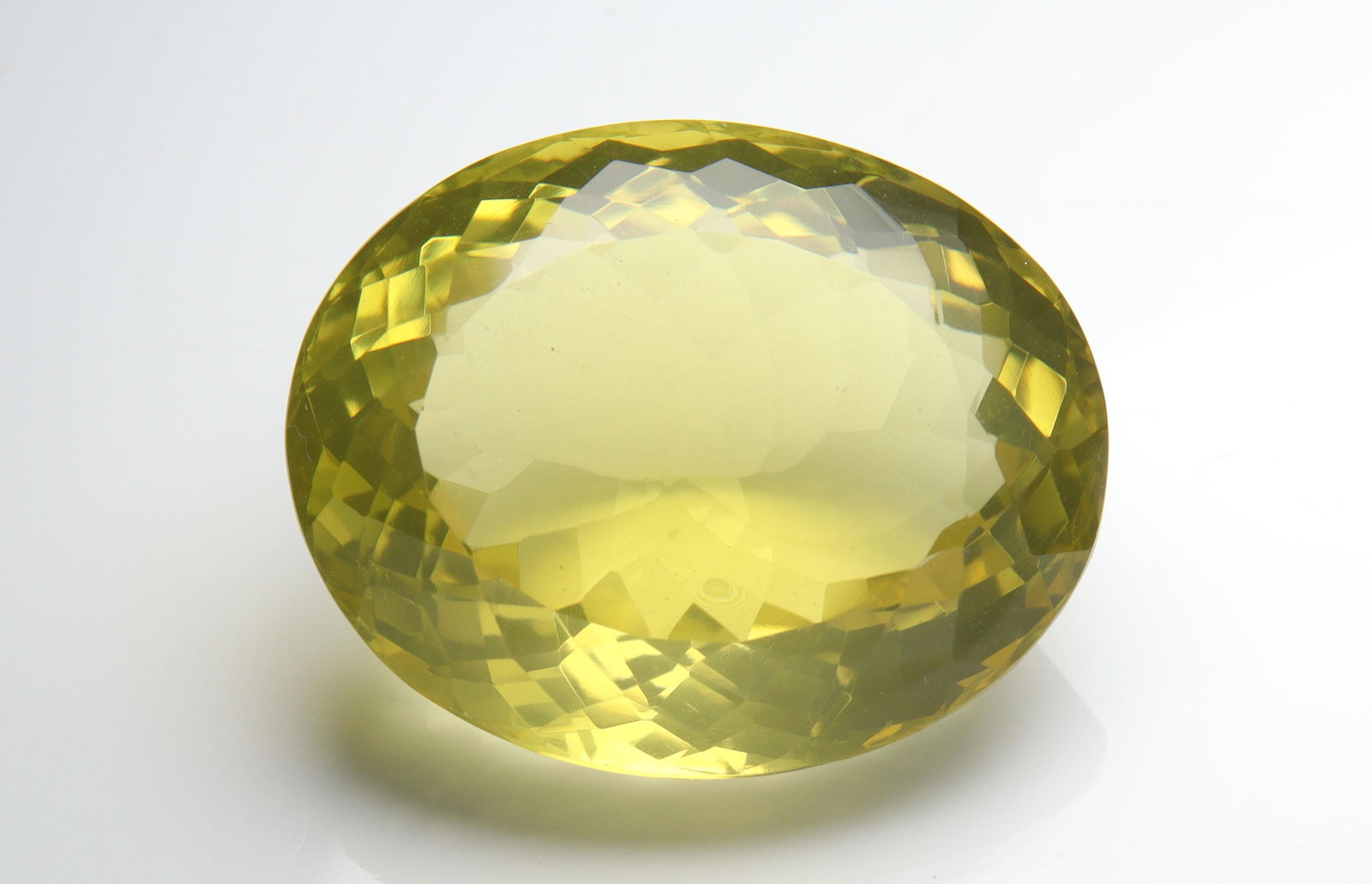 57.25 Cts Natural Lemon Quartz: No Reserve! Gemstone : Natural Lemon Quartz Shape and cut : Oval Cut Origin : Africa Weight : 57.25 carats Measurements : 27x23 mm Color : Yellow Transprancy : Transparent Treatment : No Treatment Cla