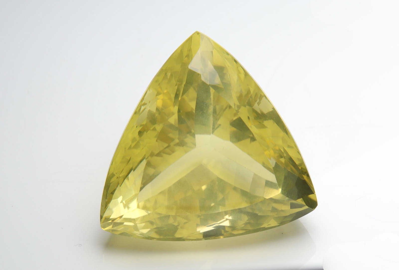 53.50 Cts Natural Lemon Quartz: No Reserve! Gemstone : Natural Lemon Quartz Shape and cut : Trillion Cut Origin : Africa Weight : 53.50 carats Measurements : 25x25 mm Color : Yellow Transprancy : Transparent Treatment : No Treatment
