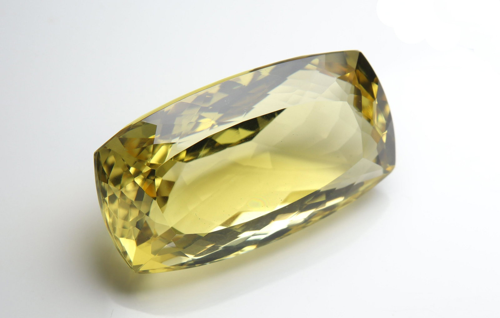 61.47 Cts Natural Lemon Quartz: No Reserve! Gemstone : Natural Lemon Quartz Shape and cut : Rectengular Cut Origin : Africa Weight : 61.47 carats Measurements : 32.00x18.50x14.73 mm Color : Yellow Transprancy : Transparent Treatment