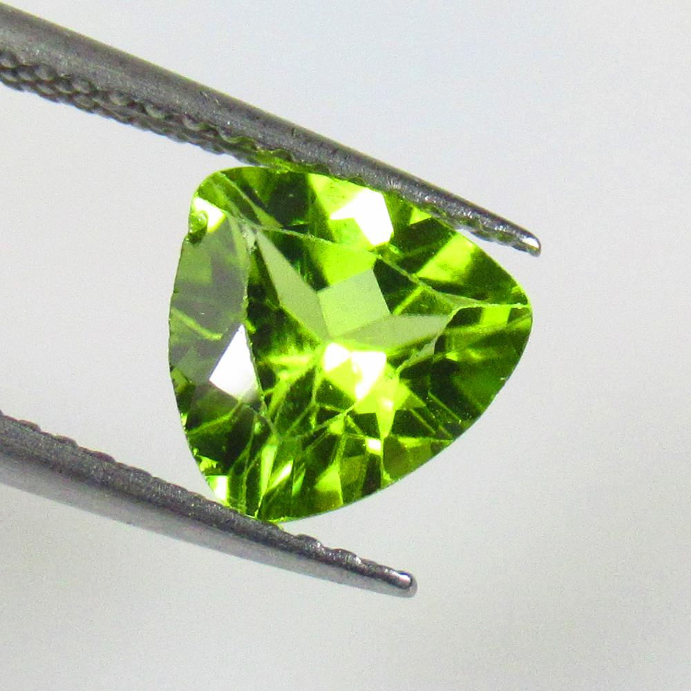 1.52 Ctw Natural Pakistan Peridot Trillion Cut: No Reserve! Title: 1.52 Ctw Natural Pakistan Peridot Trillion Cut Stone Clarity: VVS Gemstones: Natural Peridot Carat Weights: 1.52 Size/Dimensions: 7.90 x 7.90 x 4.30 mm Additional Information: Top C